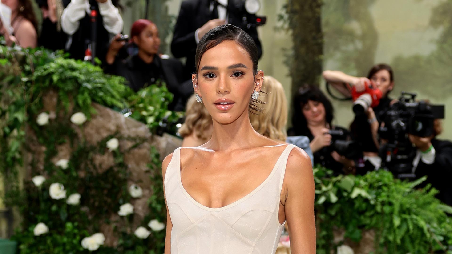 Bruna Marquezine faz sua estreia no Met Gala em NY