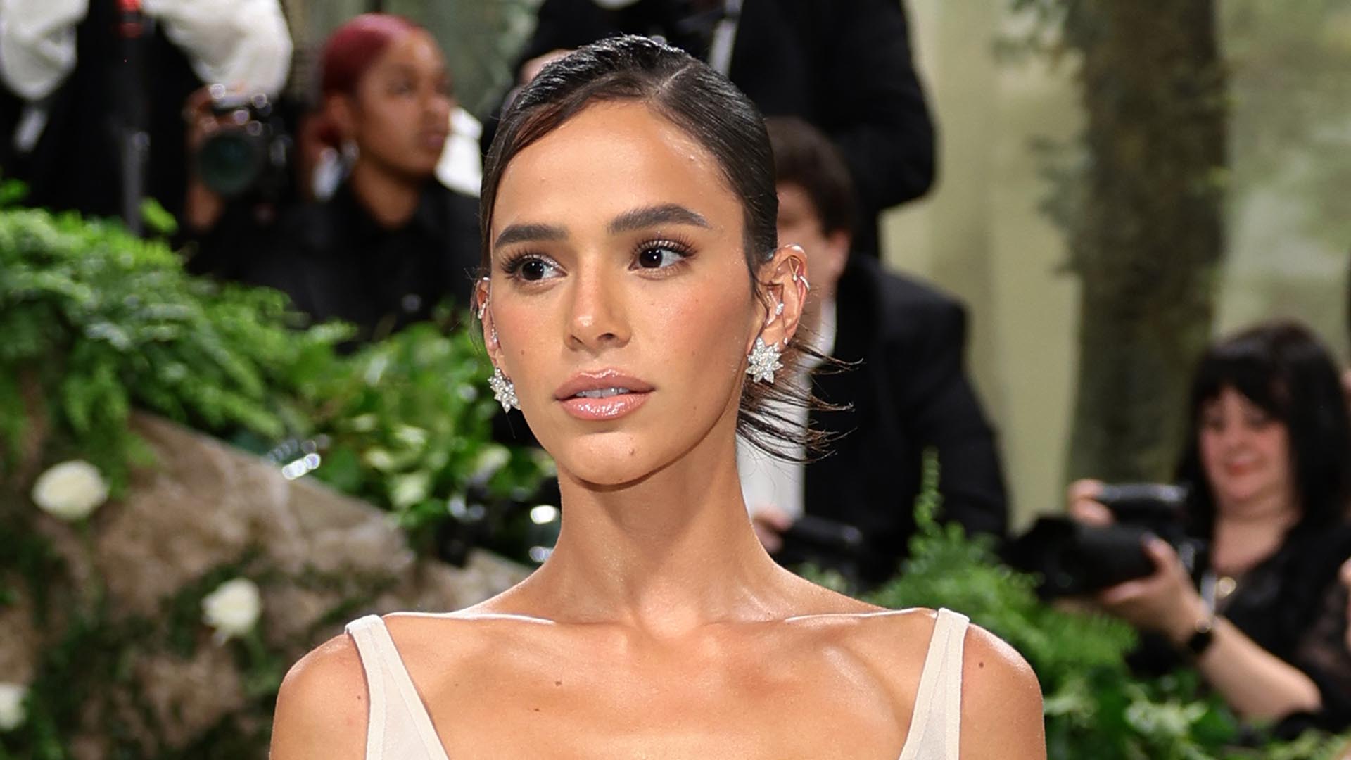 Saiba o preço das joias da Bruna Marquezine no Met Gala 2024