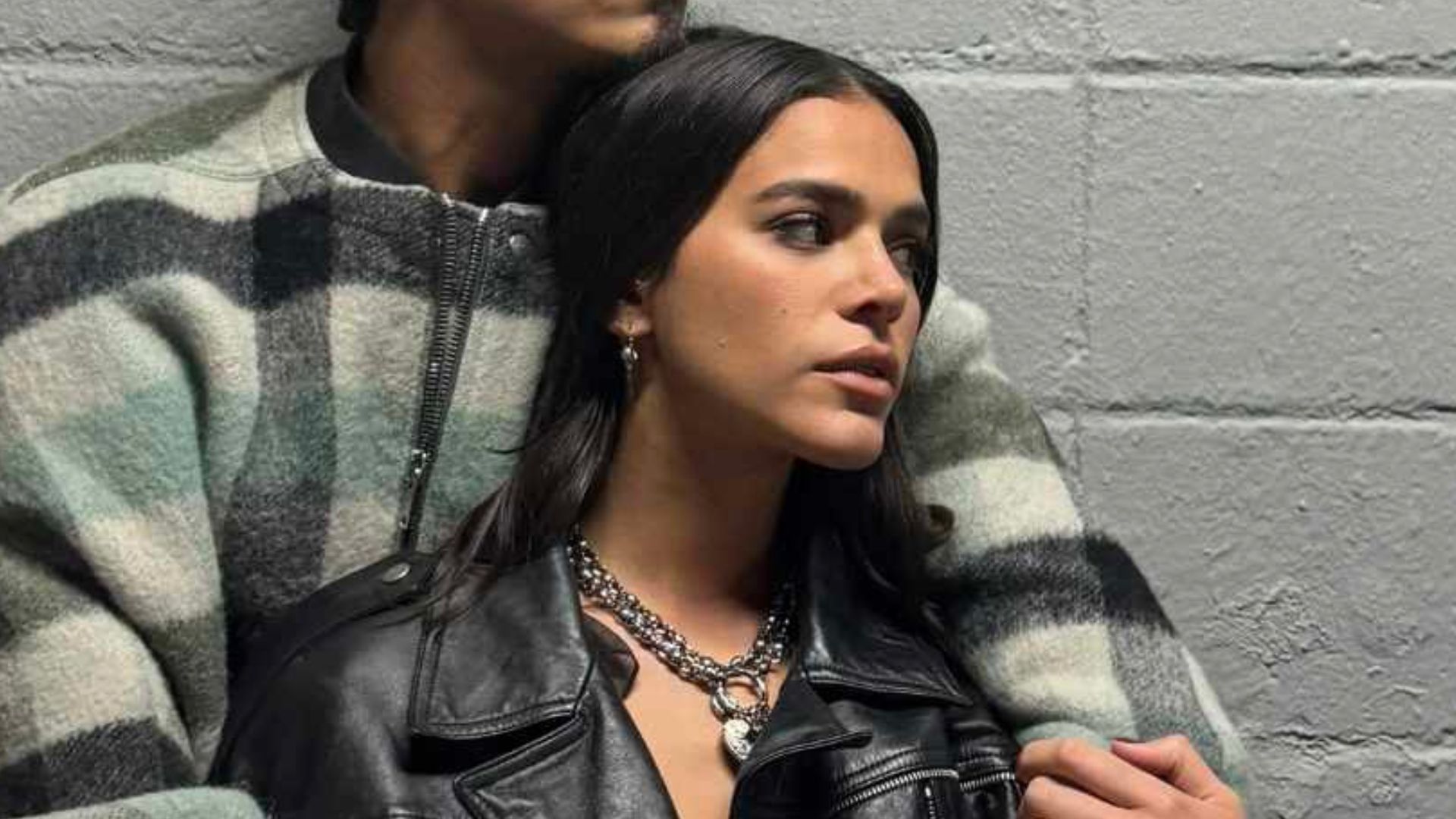 E o João Guilherme? Bruna Marquezine surge agarradinha com cantor internacional
