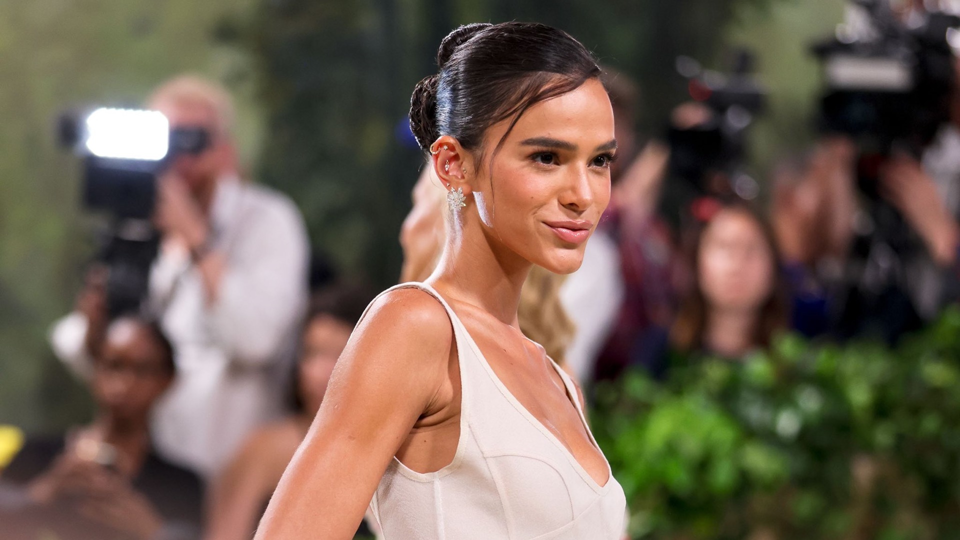 Estilista que vestiu Bruna Marquezine para o MET Gala é a queridinha de membro da realeza