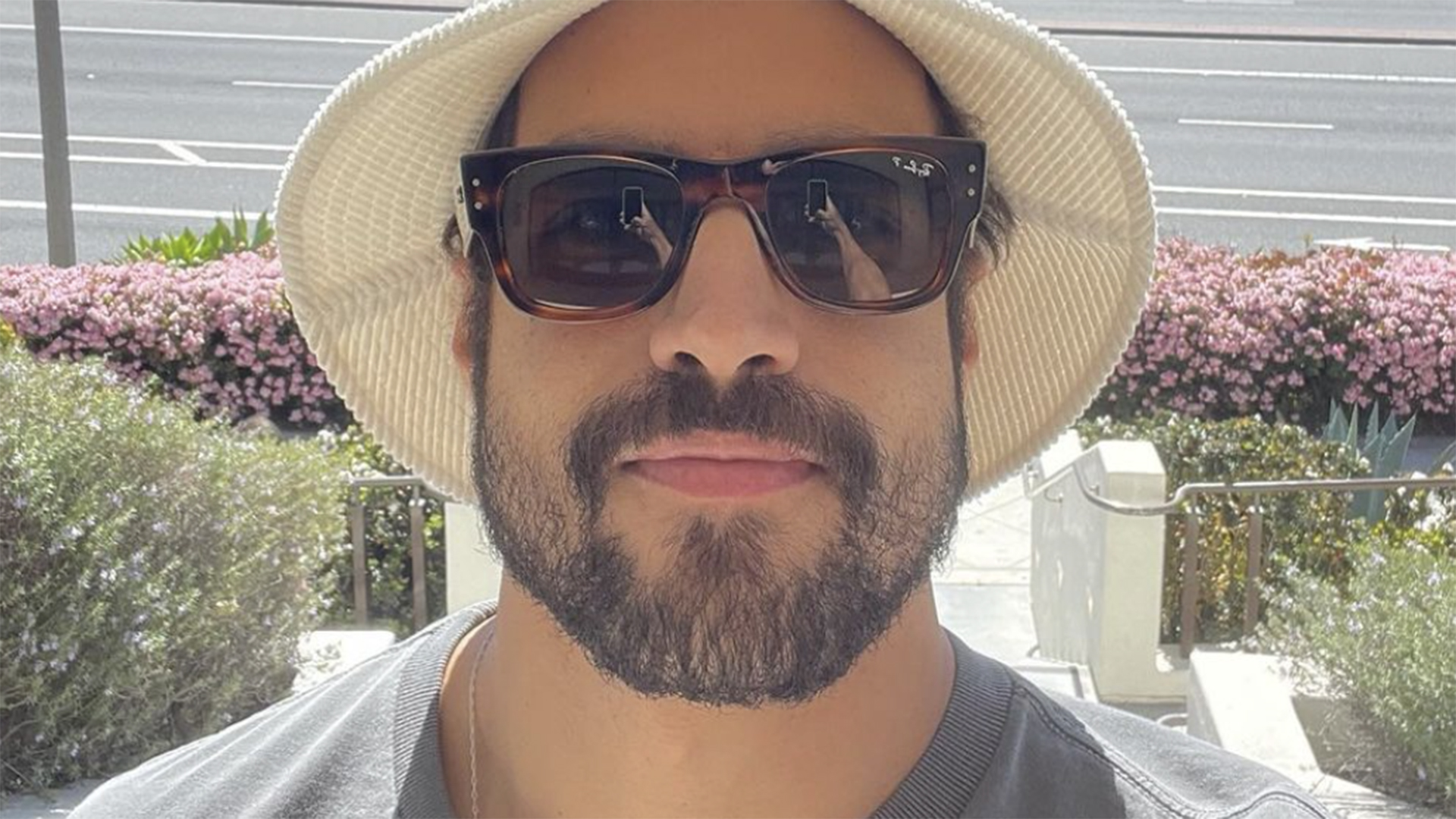 Caio Castro é flagrado com morena misteriosa no Rio de Janeiro, diz colunista