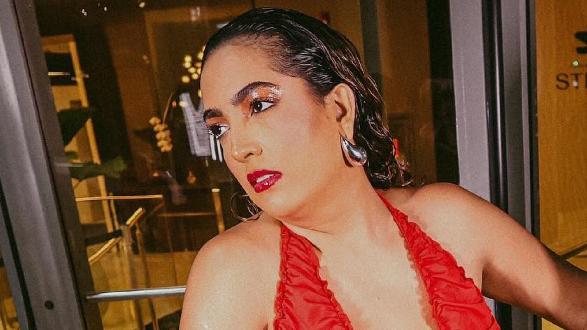 Camila Moura, ex de Lucas Buda, aposta em look ousado para evento