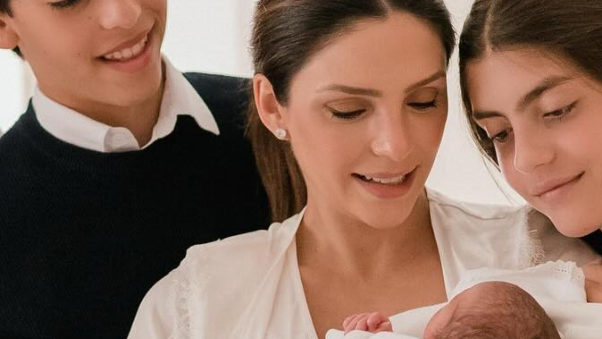 Carol Celico posta foto com os três filhos: “Agora estamos completos!”