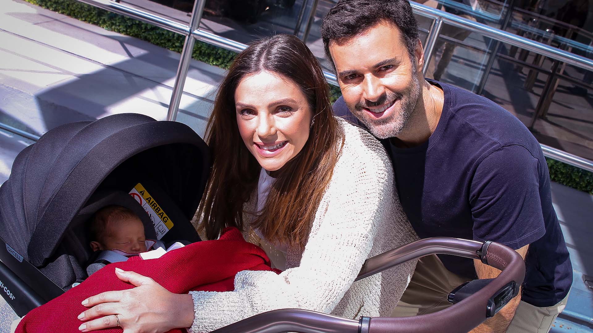 Carol Celico deixa a maternidade com o filho recém-nascido e o marido