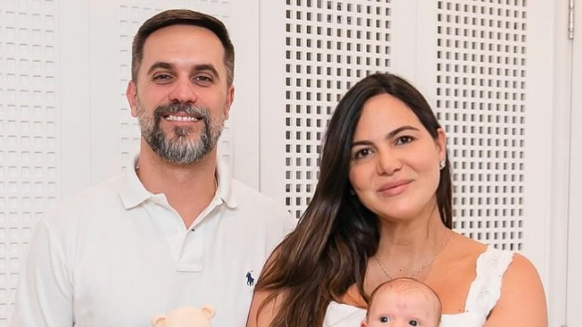 Carol Sampaio encanta ao mostrar o rosto do filho em festa de mesversário