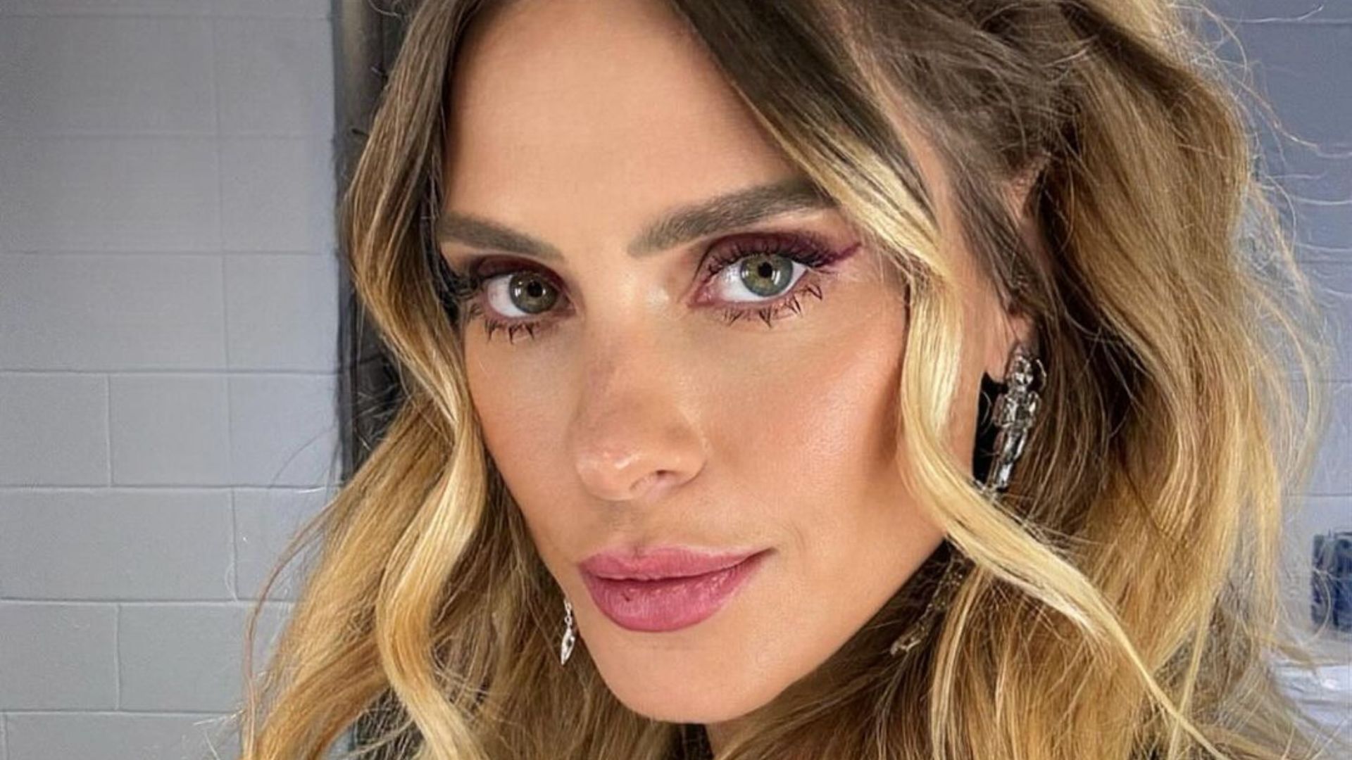 Carolina Dieckmann esbanja beleza com make impecável: “Tão linda!”