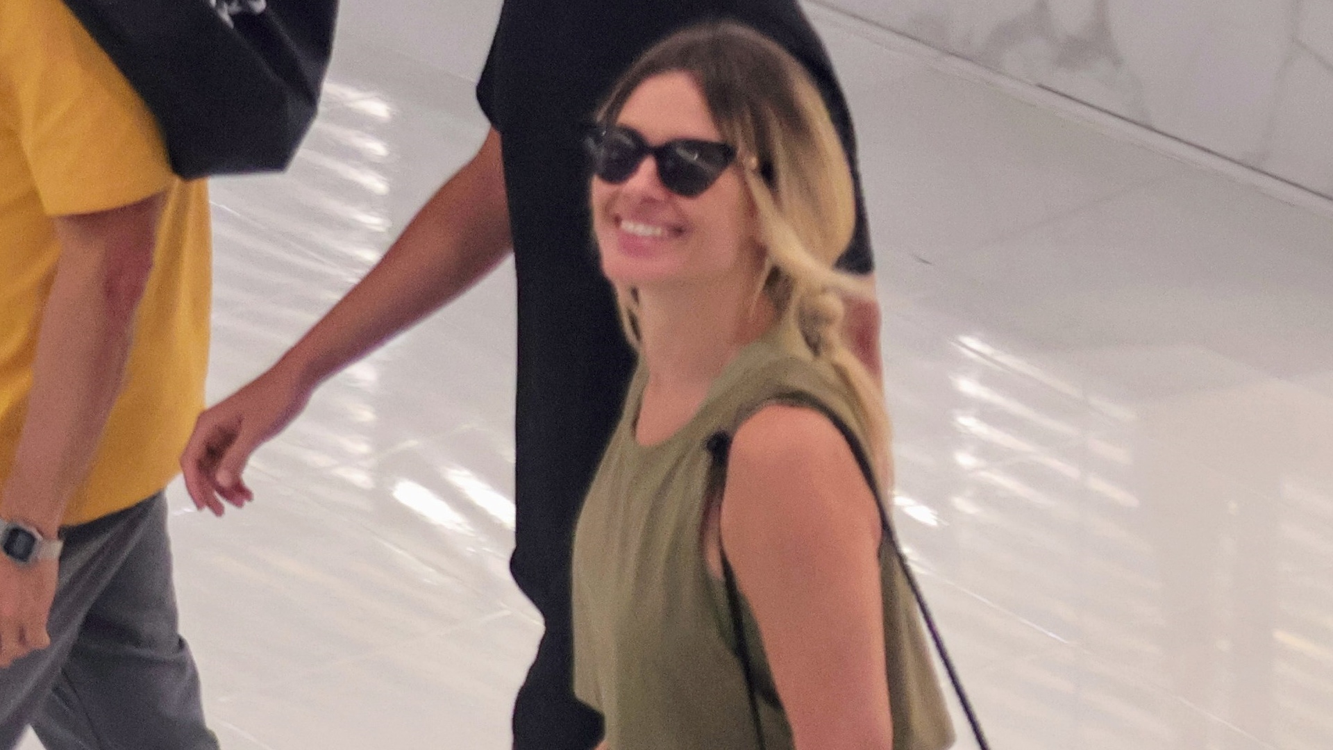 Carolina Dieckmann passeia com o marido e o filho caçula em shopping