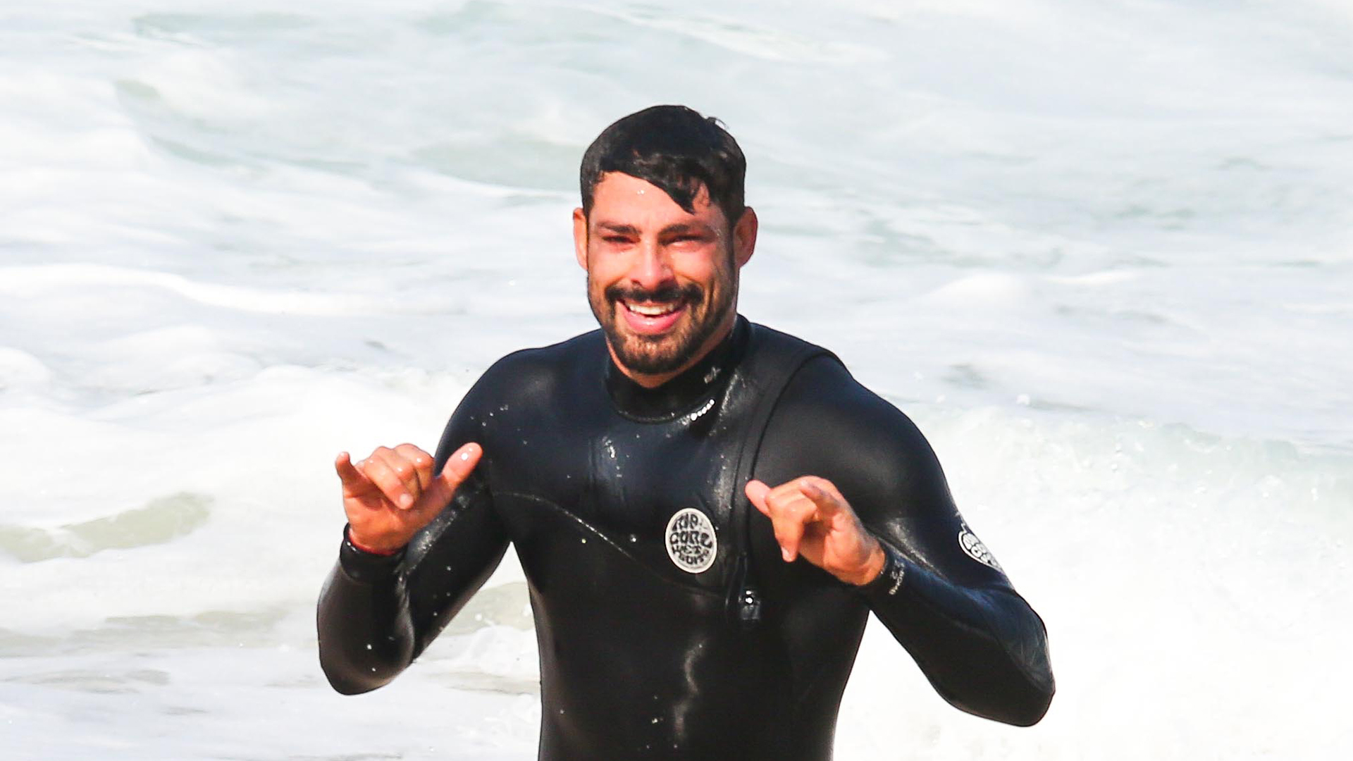 Cauã Reymond curte o dia do seu aniversário na praia