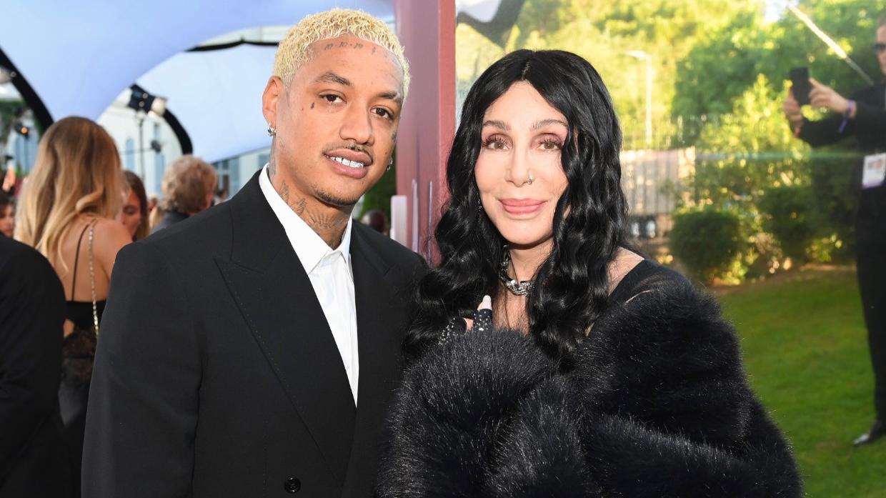 No Festival de Cannes, Cher faz rara aparição com o namorado em baile de gala