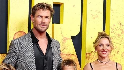 Chris Hemsworth faz uma aparição rara no tapete vermelho com os filhos gêmeos