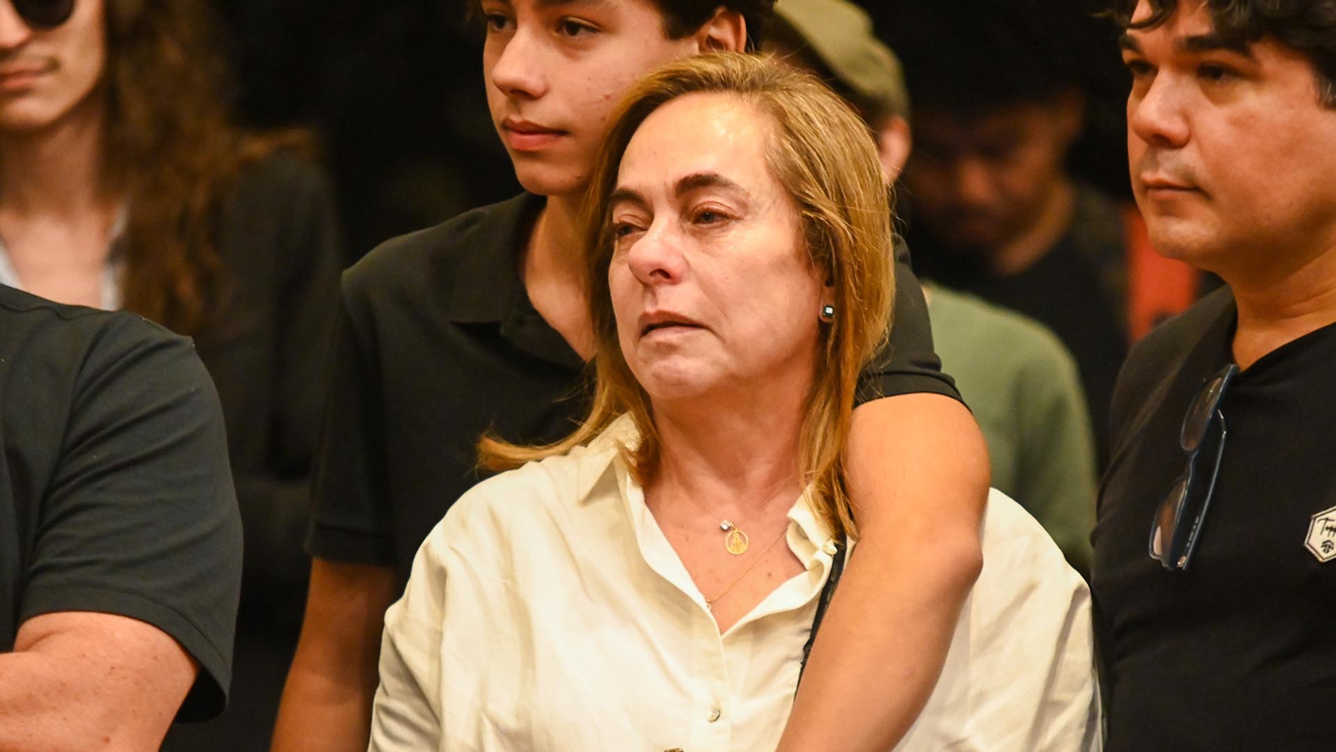 Cissa Guimarães vai ao velório do ex-marido, Paulo César Pereio