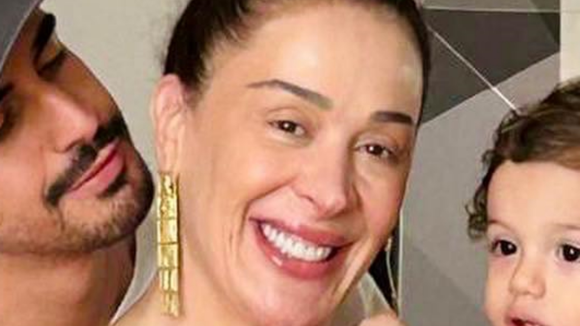 Claudia Raia se derrete em cliques com os filhos: “Meus meninos”