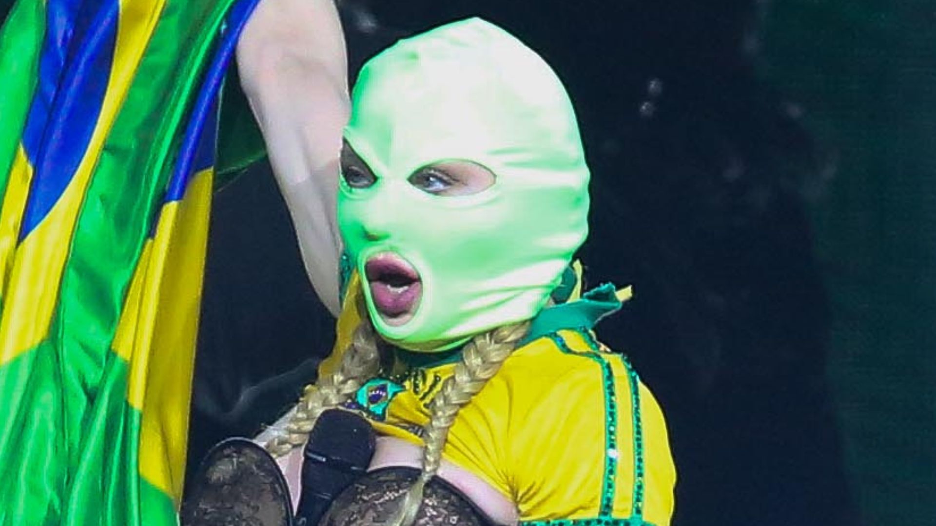 Com camiseta e bandeira do Brasil, Madonna volta a ensaiar em Copacabana