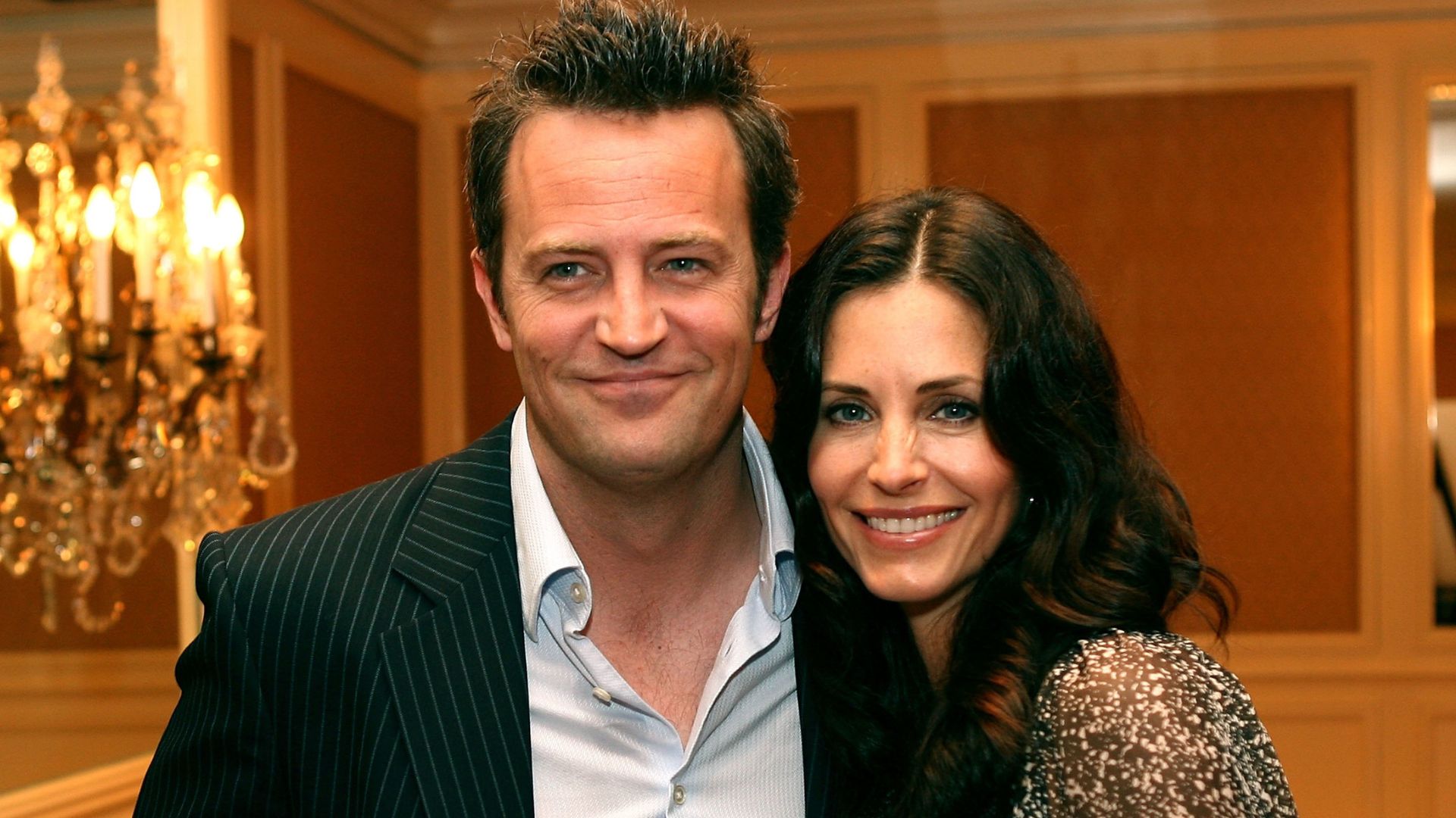 Courteney Cox diz que Matthew Perry ainda a visita: “Está por perto”