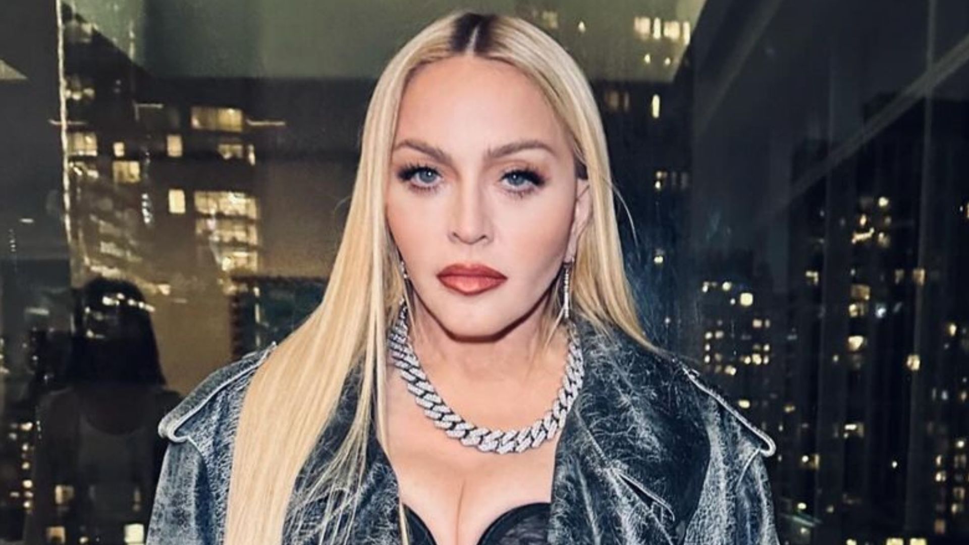 De máscara, Madonna ensaia para apresentação em Copacabana