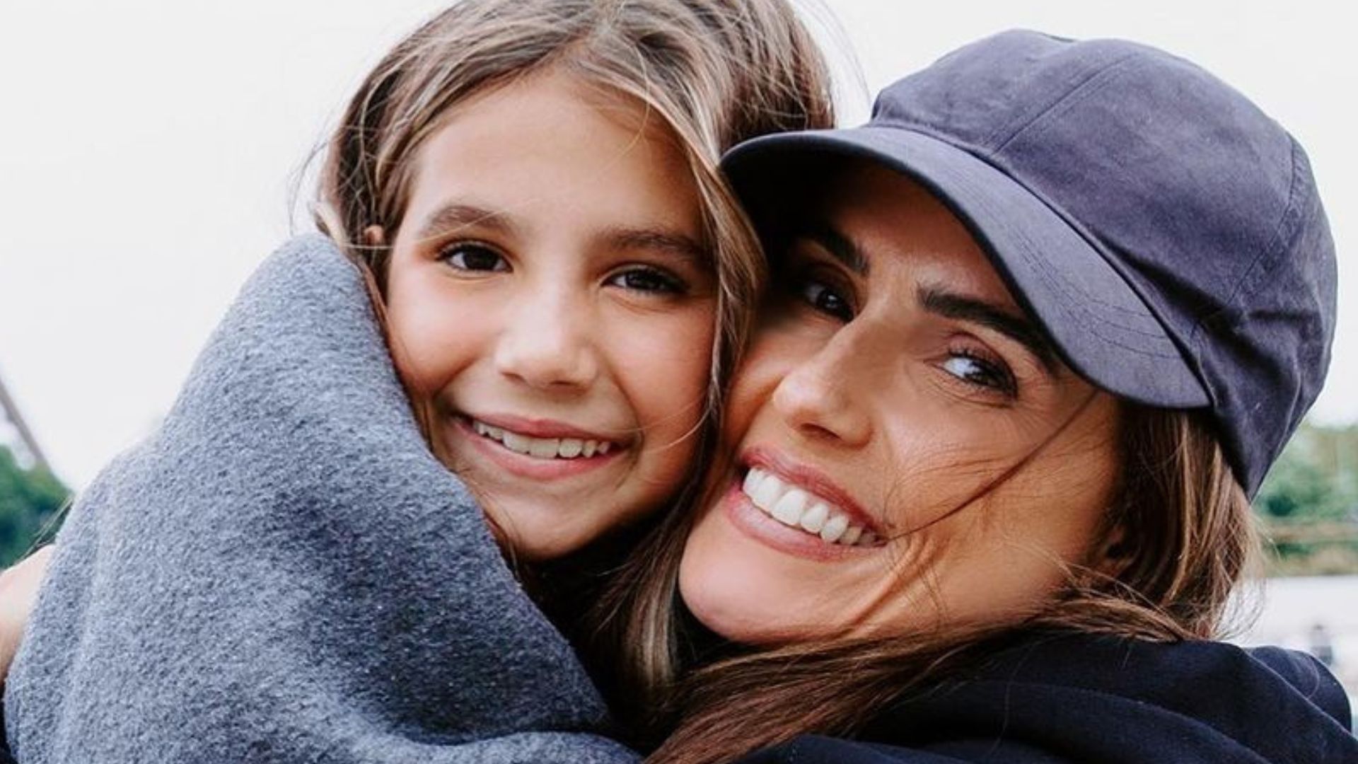 Deborah Secco abre álbum de fotos encantador com a filha em Paris: “Por ela”