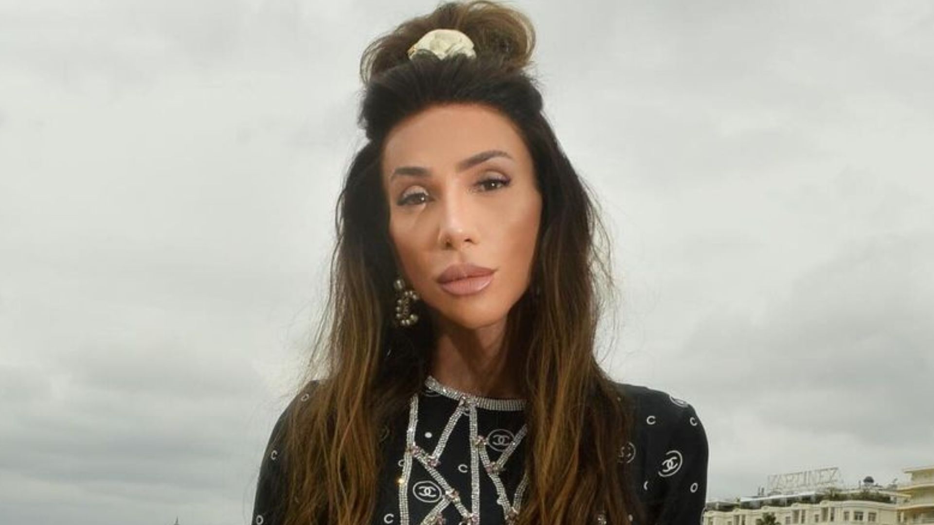 Em Cannes, Maya Massafera coloca pernas pra jogo em look chiquérrimo