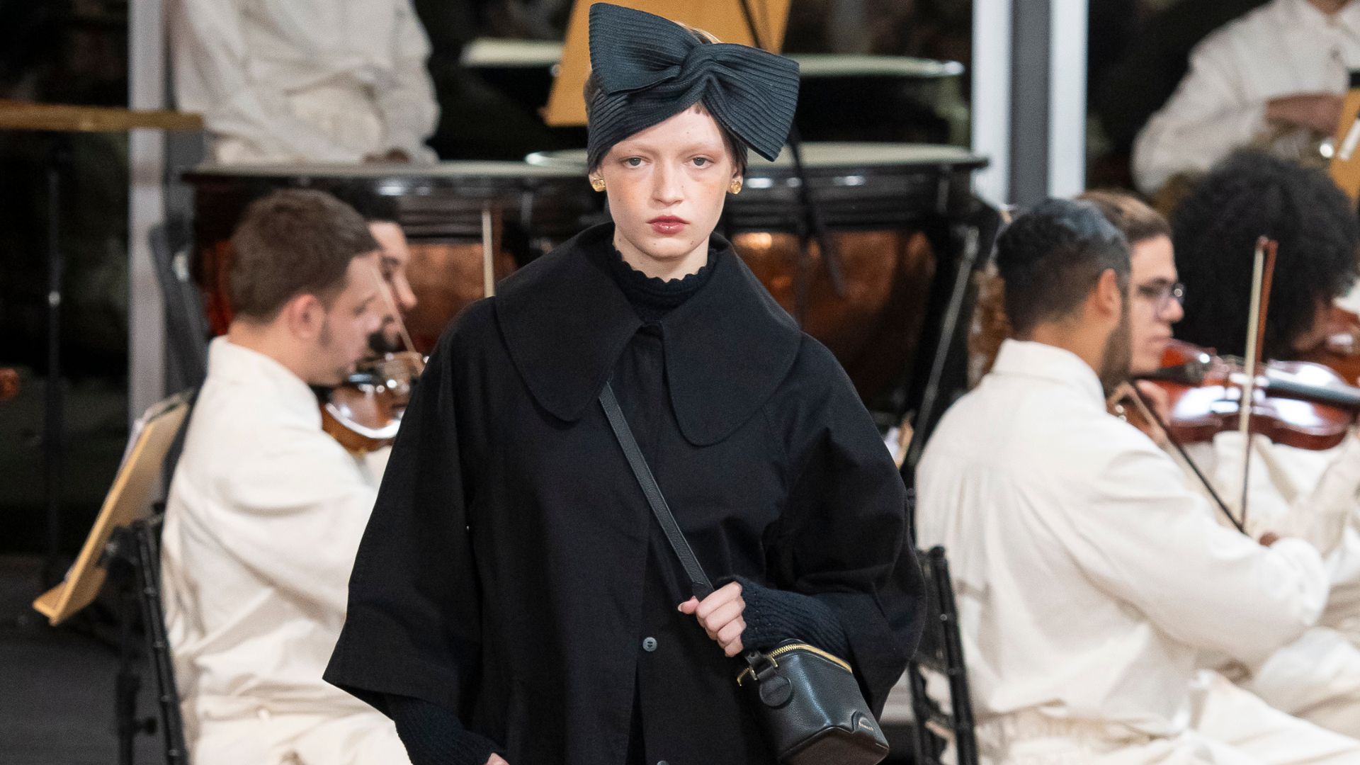 Estilista evoca moda da arte barroca com coleção moderna e poética
