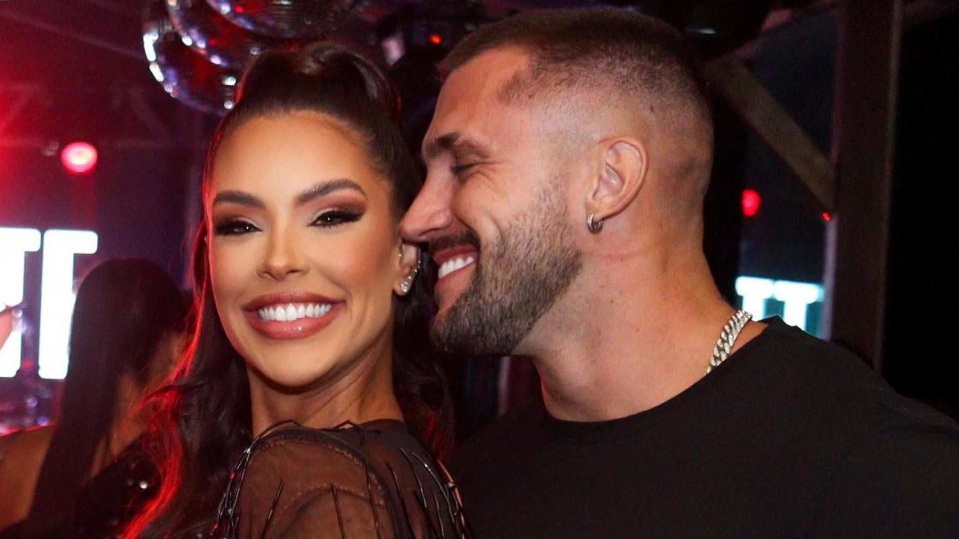 Arthur Picoli surge aos beijos com Ivy Moraes e se declara: “Minha princesa”