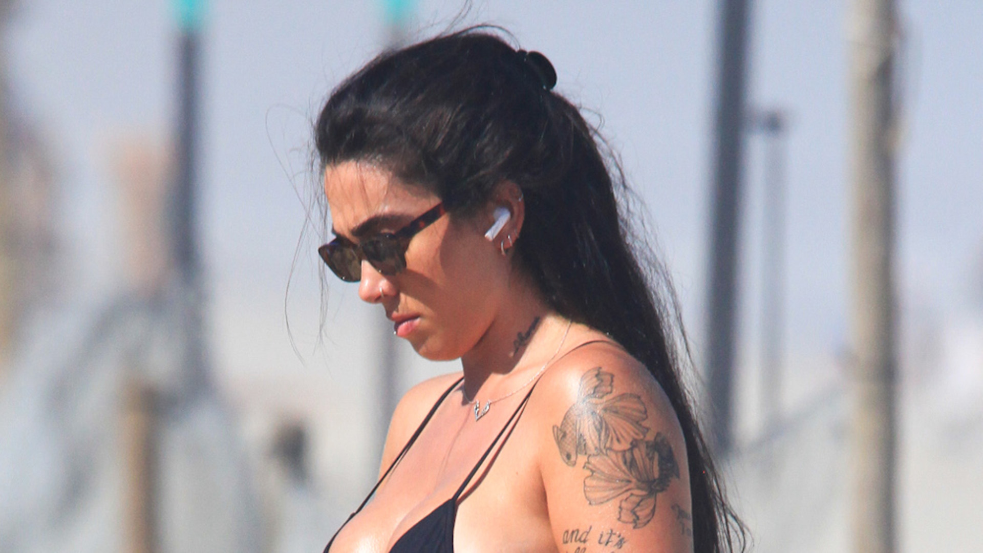 Ex-BBB Giovanna renova o bronzeado em dia na praia no RJ