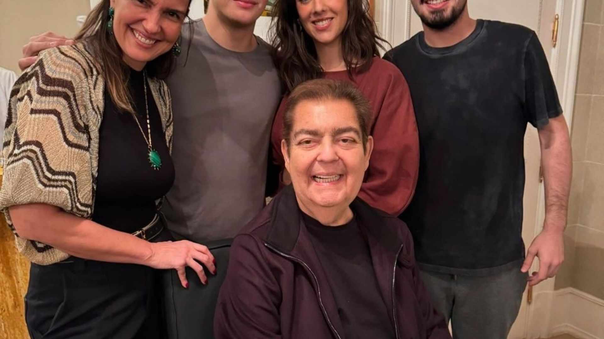 Faustão aparece radiante em foto do aniversário do filho caçula