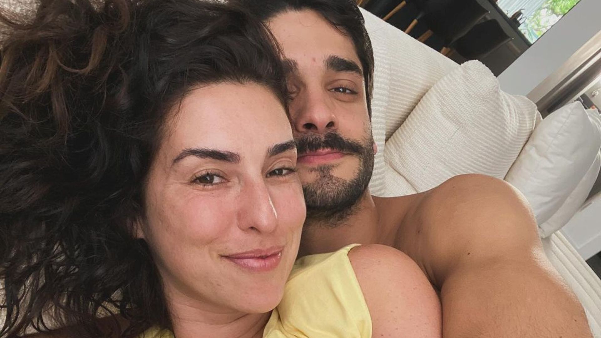 Fernanda Paes Leme curte jantar com o noivo pela 1ª vez após nascimento de filha