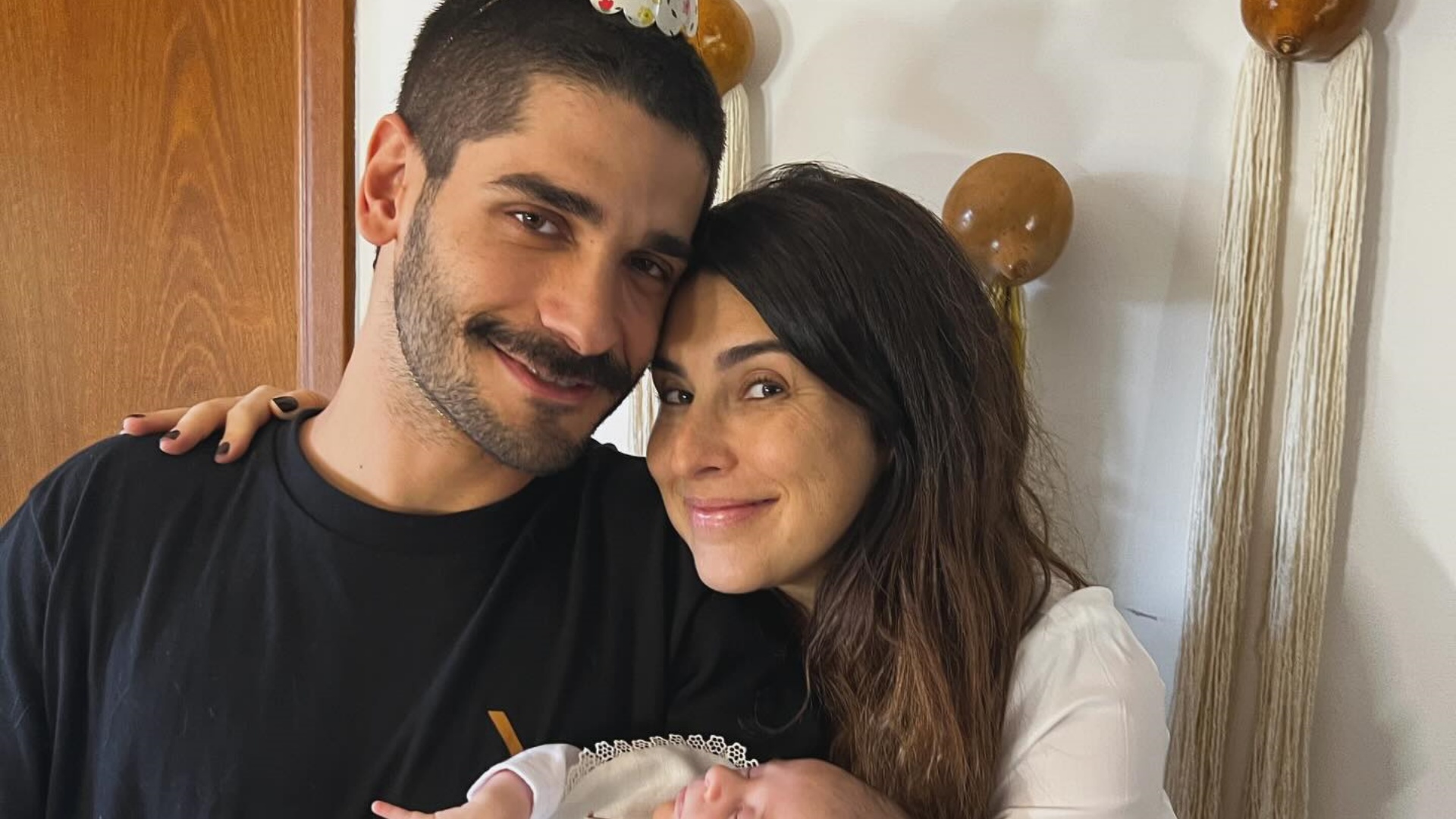 Fernanda Paes Leme reúne a família em festa de mesversário da filha