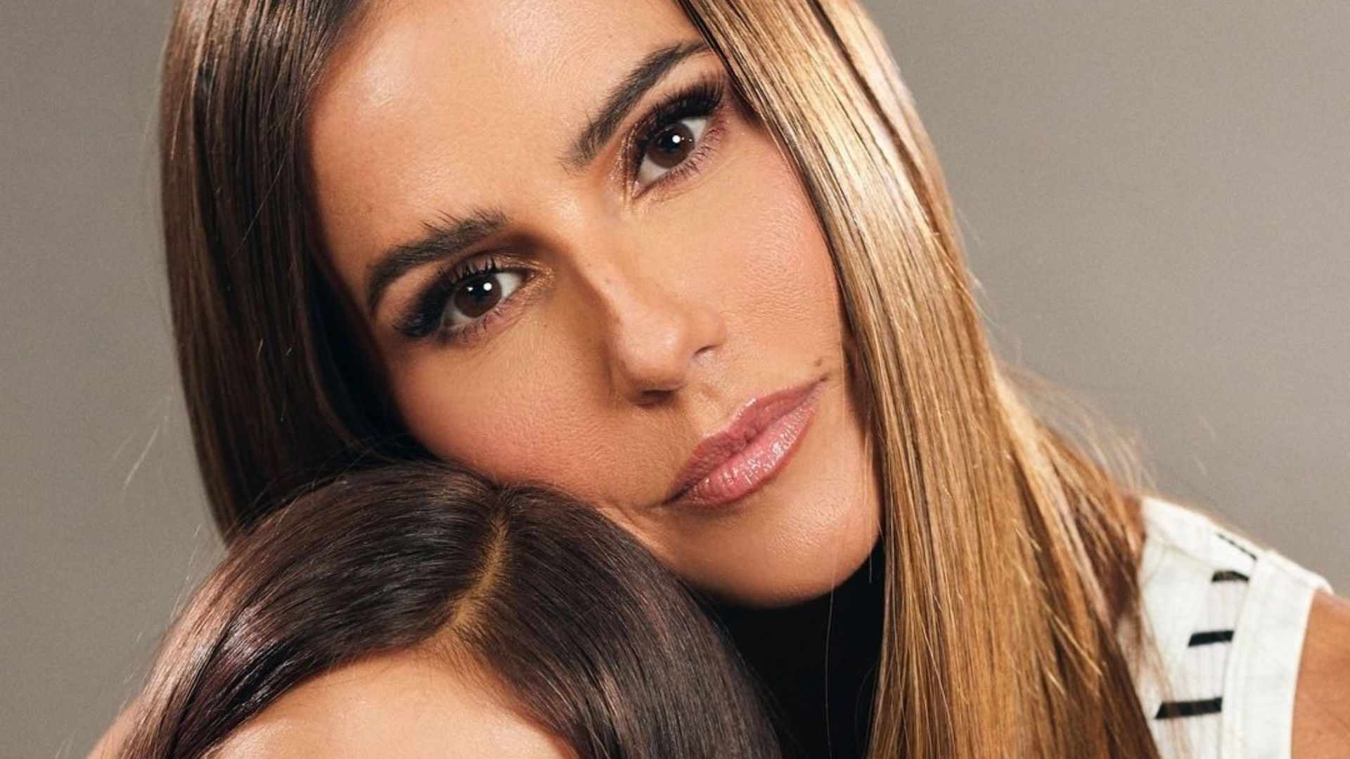 Filha de Deborah Secco impressiona em novas fotos com a mãe: ‘Gêmeas’