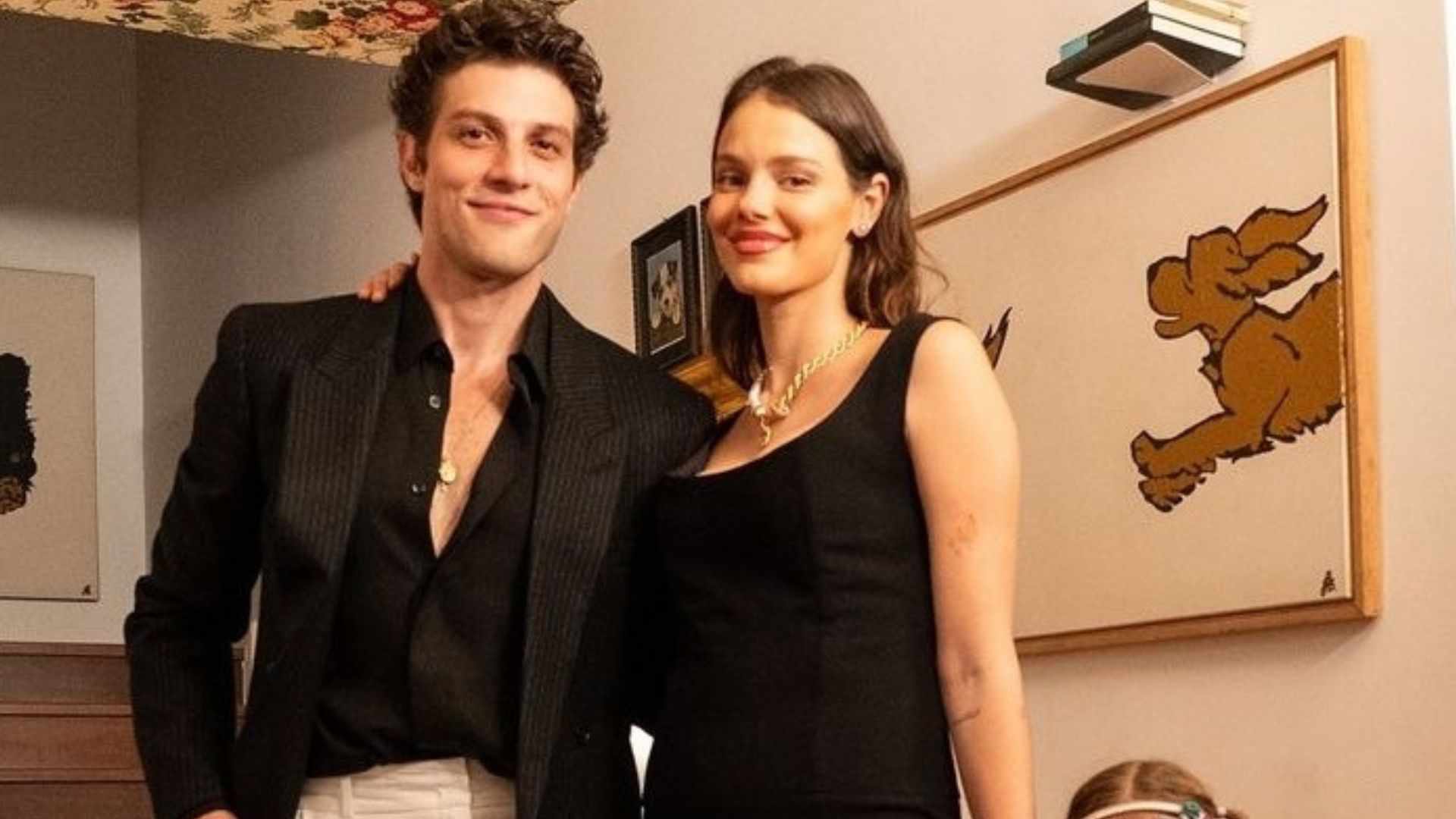 Filha de Laura Neiva e Chay Suede rouba a cena em foto: ‘Cara da mamãe’