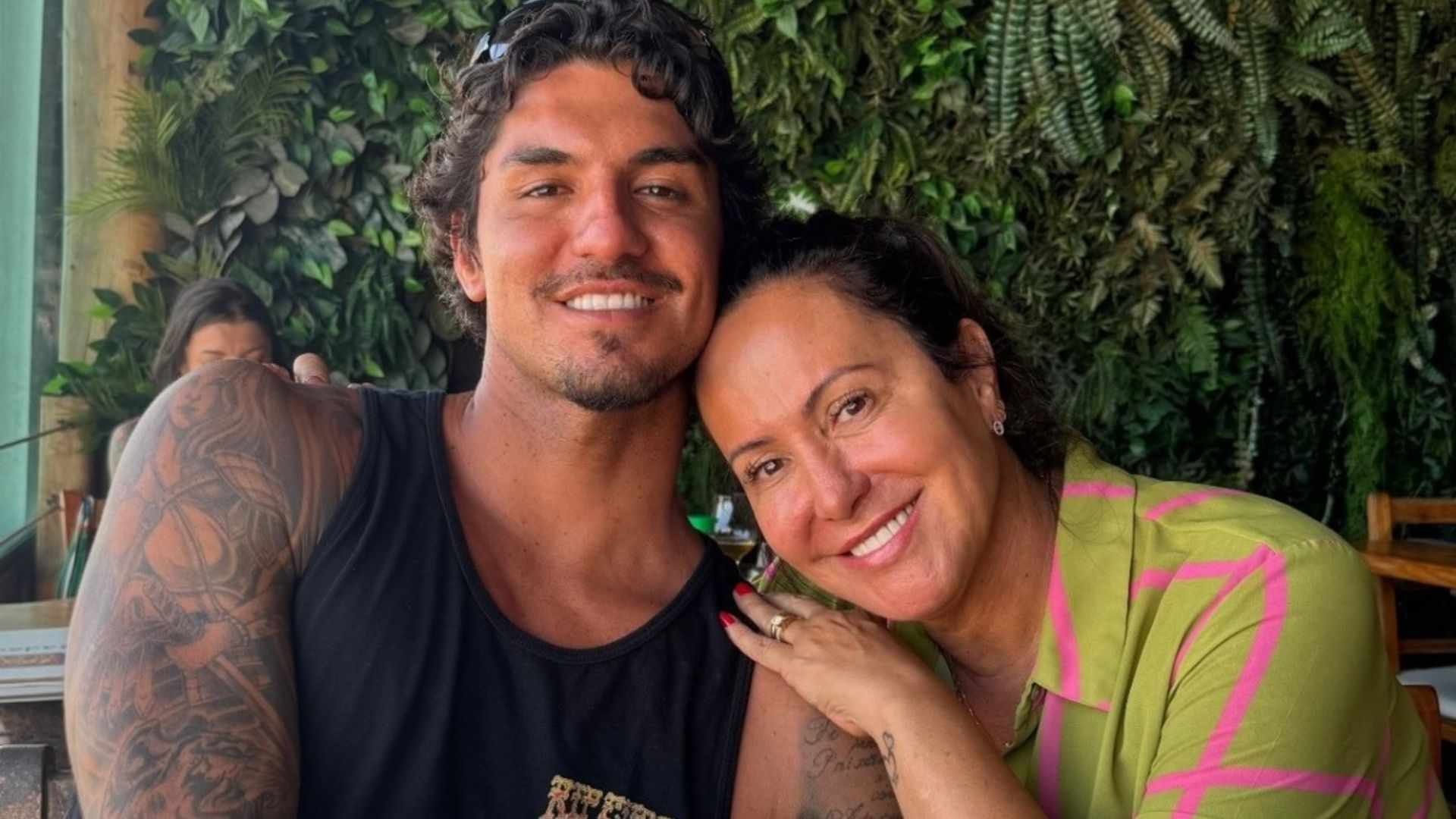 Gabriel Medina surge com a mãe no Dia das Mães: ‘Feliz’