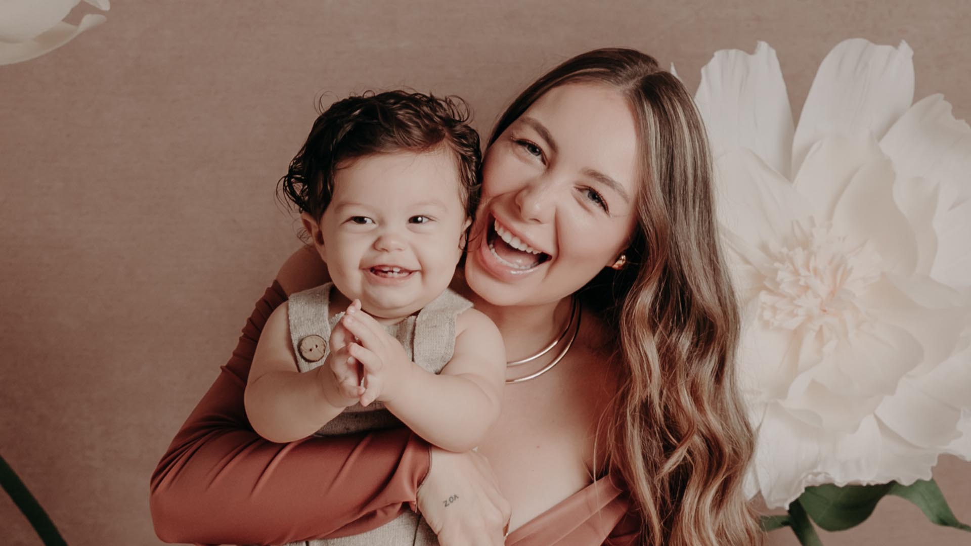 Gabriela Luz, do MAR ABERTO, faz ensaio fotográfico com o filho, Miguel