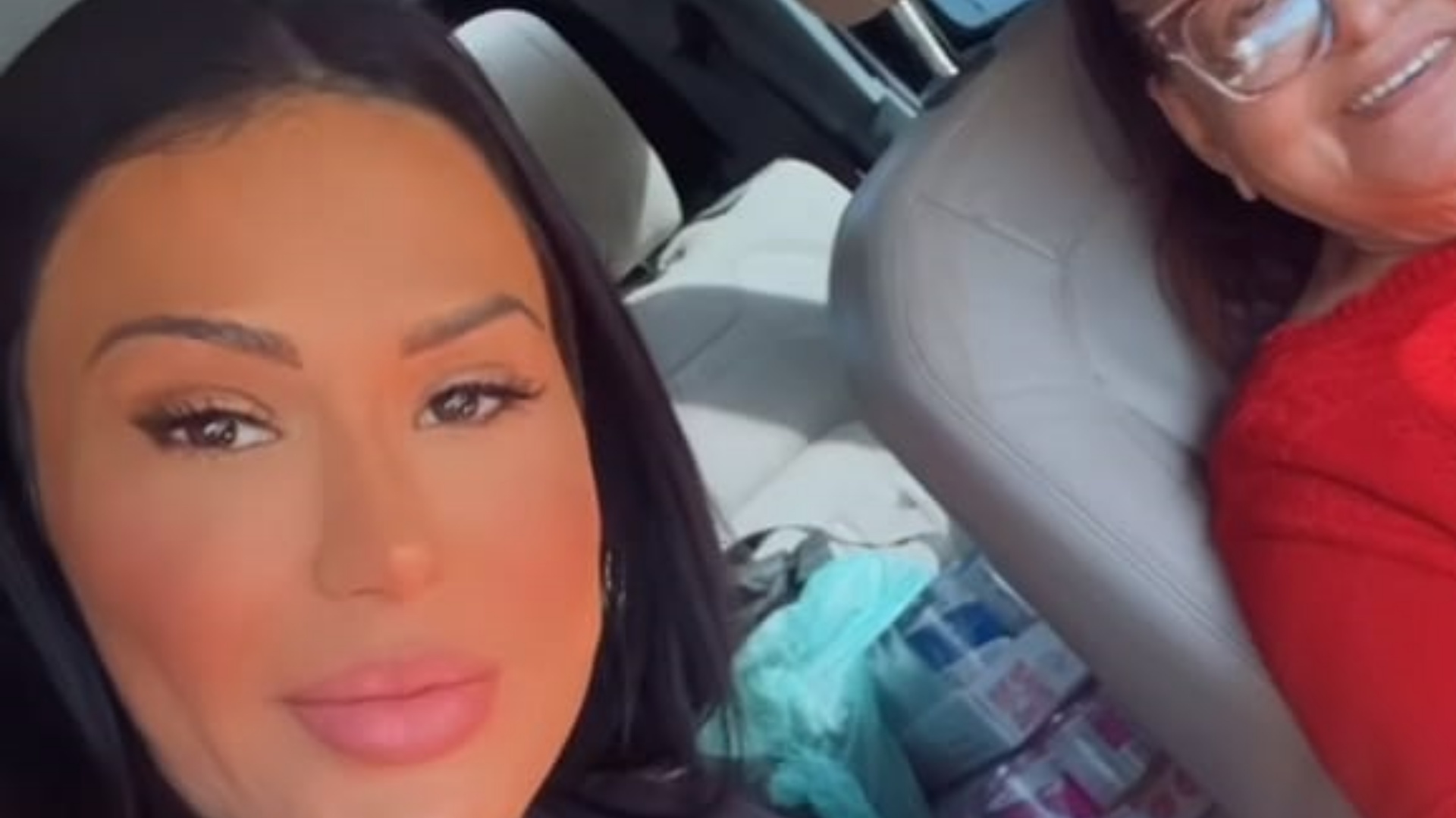 Voltaram? Gracyanne Barbosa passeia com mãe de Belo: “Sogrinha”