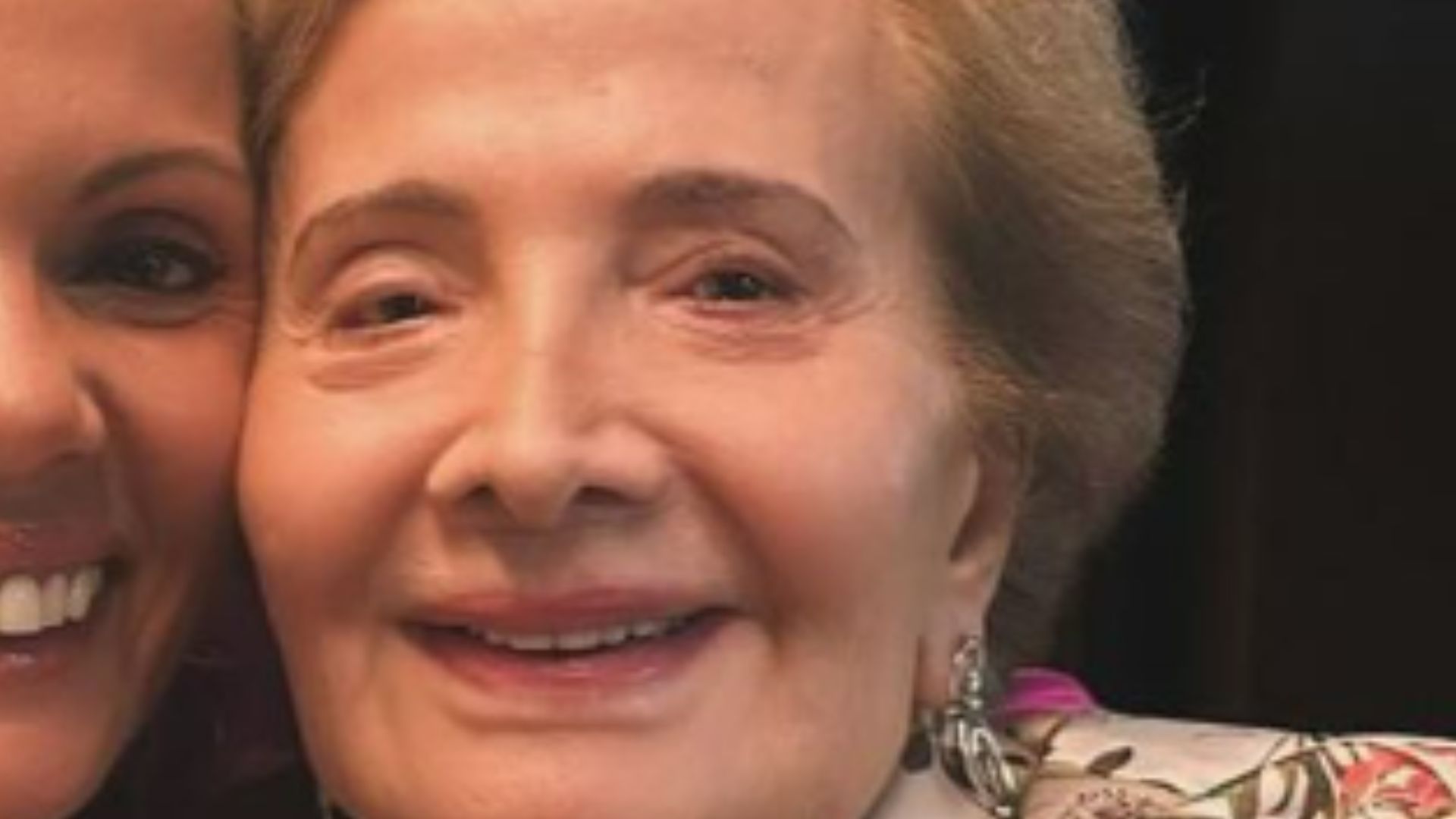 Glória Menezes surge sorridente em novo registro com a nora