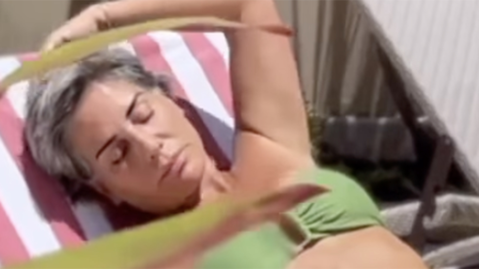 Gloria Pires exibe a barriga sarada ao renovar o bronzeado no feriado