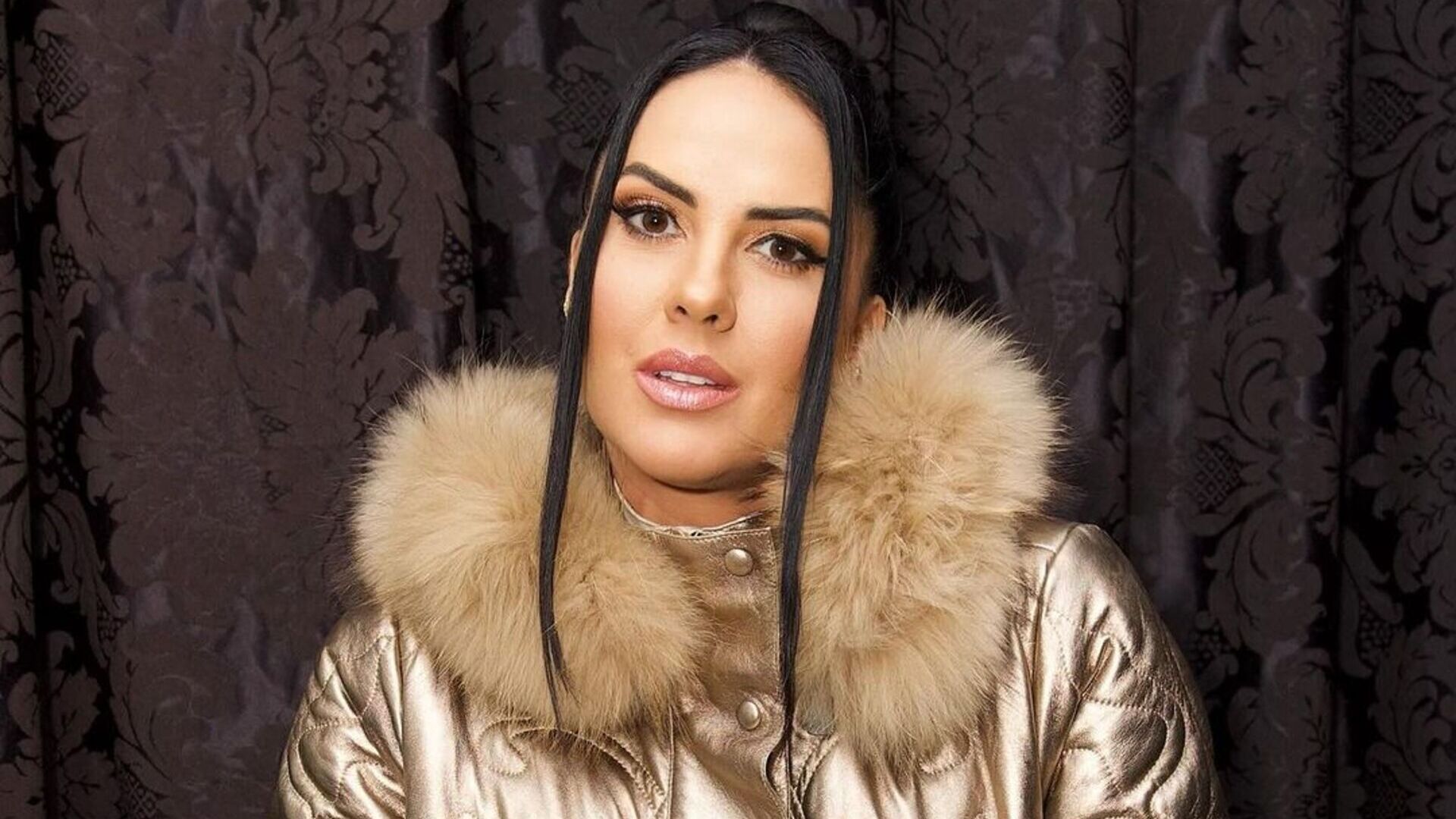 Graciele Lacerda intriga com look de frio extravagante: ‘Triste mesmo’