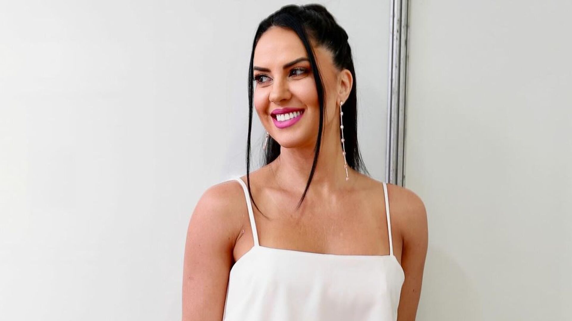 Que look é esse? Graciele Lacerda surpreende com blusa com cauda