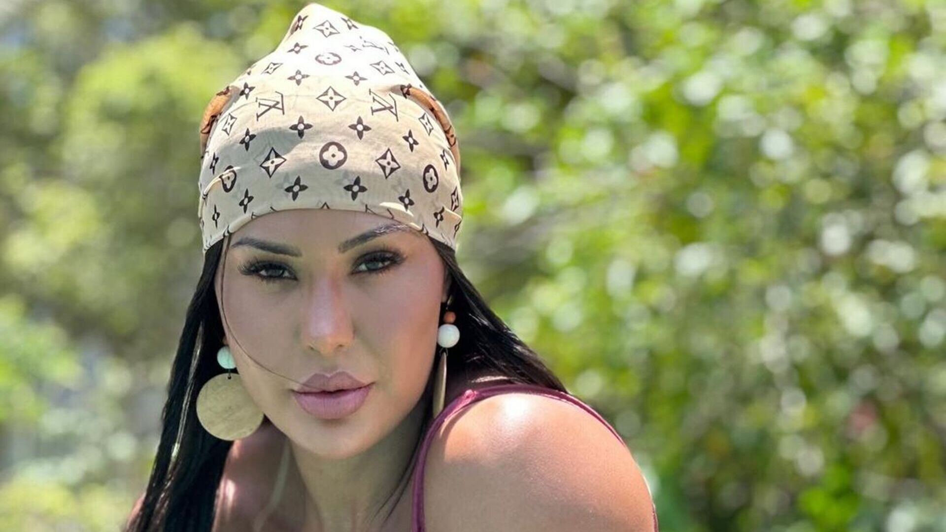 Gracyanne Barbosa surpreende com look mínimo na piscina