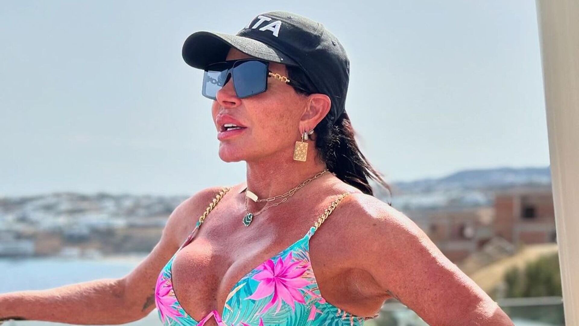 Sem filtro, Gretchen se exibe na Grécia e choca: ‘Esse é meu resultado’