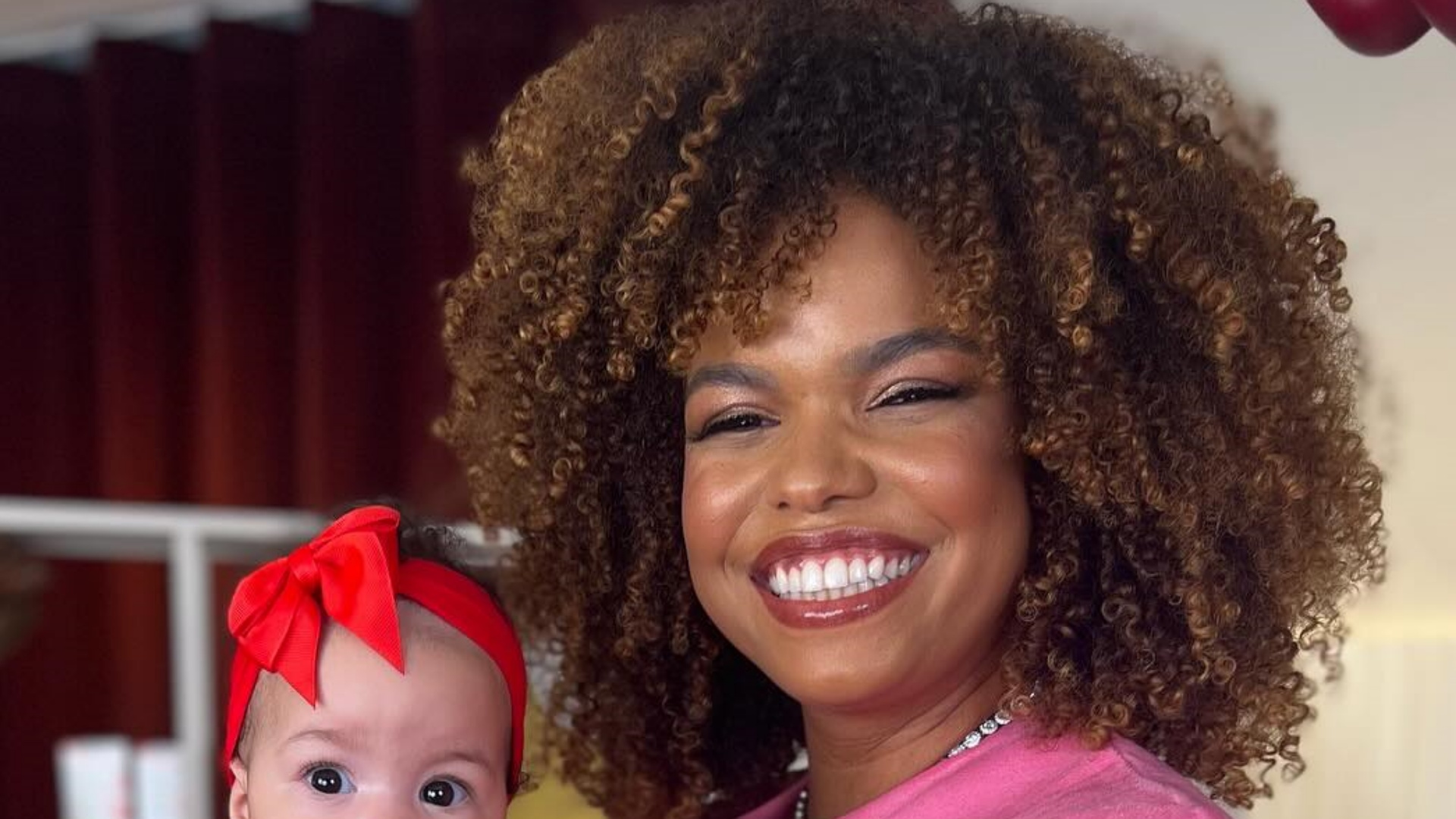 Filha de Jeniffer Nascimento rouba a cena ao surgir com look estiloso