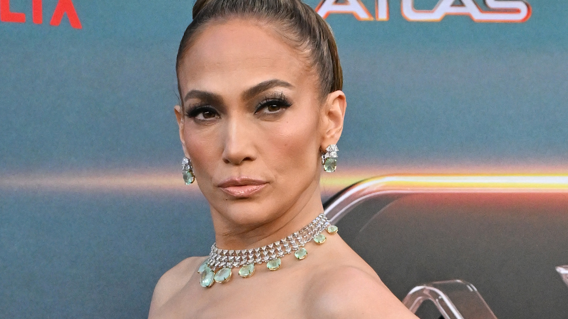 Jennifer Lopez destaca aliança em evento após rumores de crise no casamento