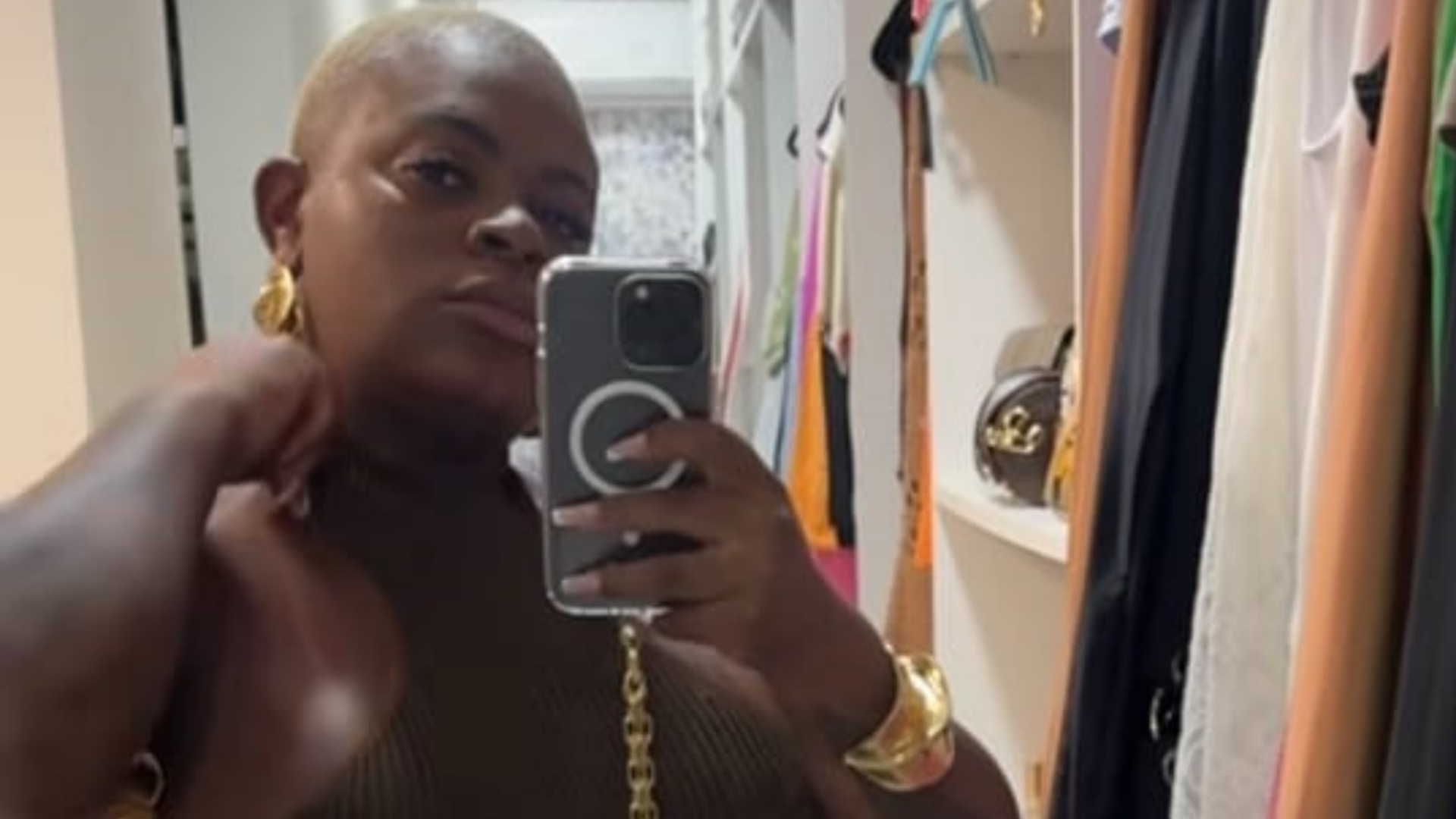 Jojo Todynho exibe cintura fininha ao surgir com macacão justo