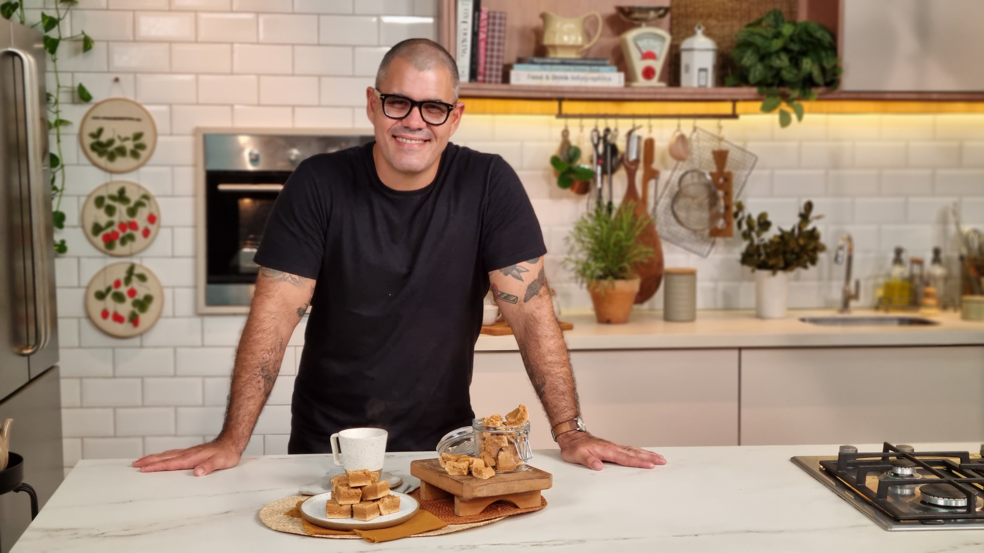 Juliano Cazarré volta à infância e mostra lado culinário para São João