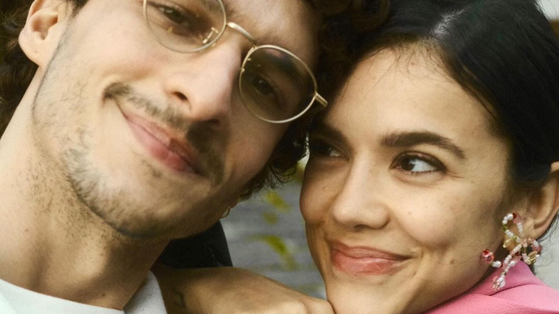 Manu Gavassi anuncia que está noiva e mostra as alianças