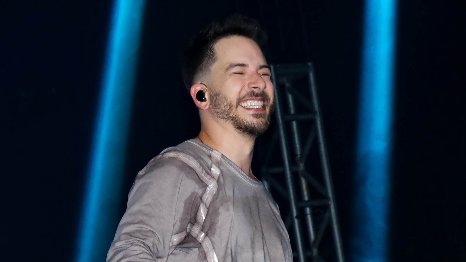 Junior reúne os fãs em audição solidária do novo álbum