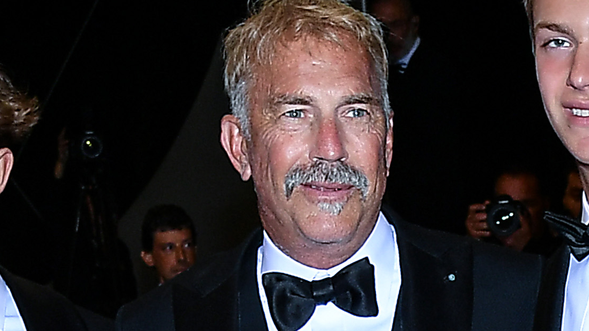 Kevin Costner faz rara aparição com 5 dos 7 filhos. Conheça aqui