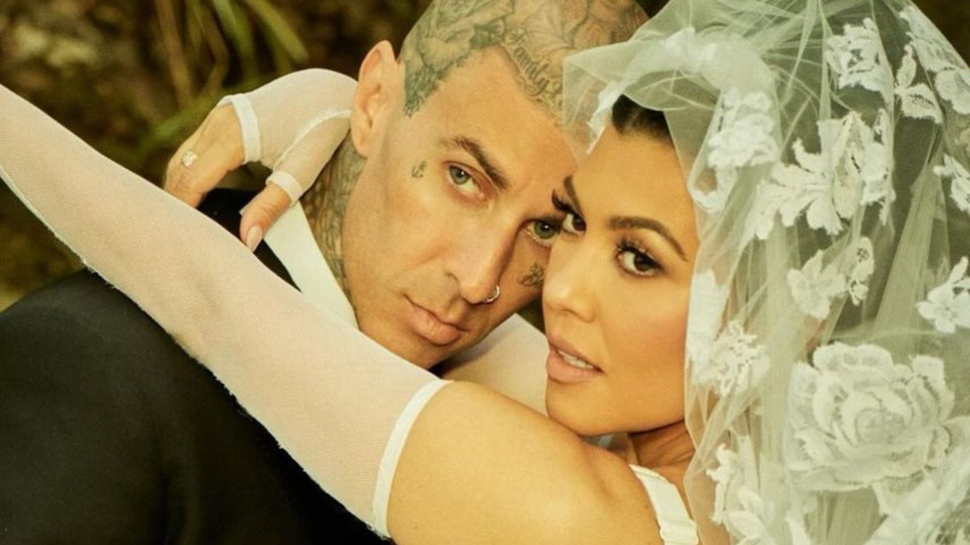 Kourtney Kardashian comemora 2 anos de casamento com Travis Barker