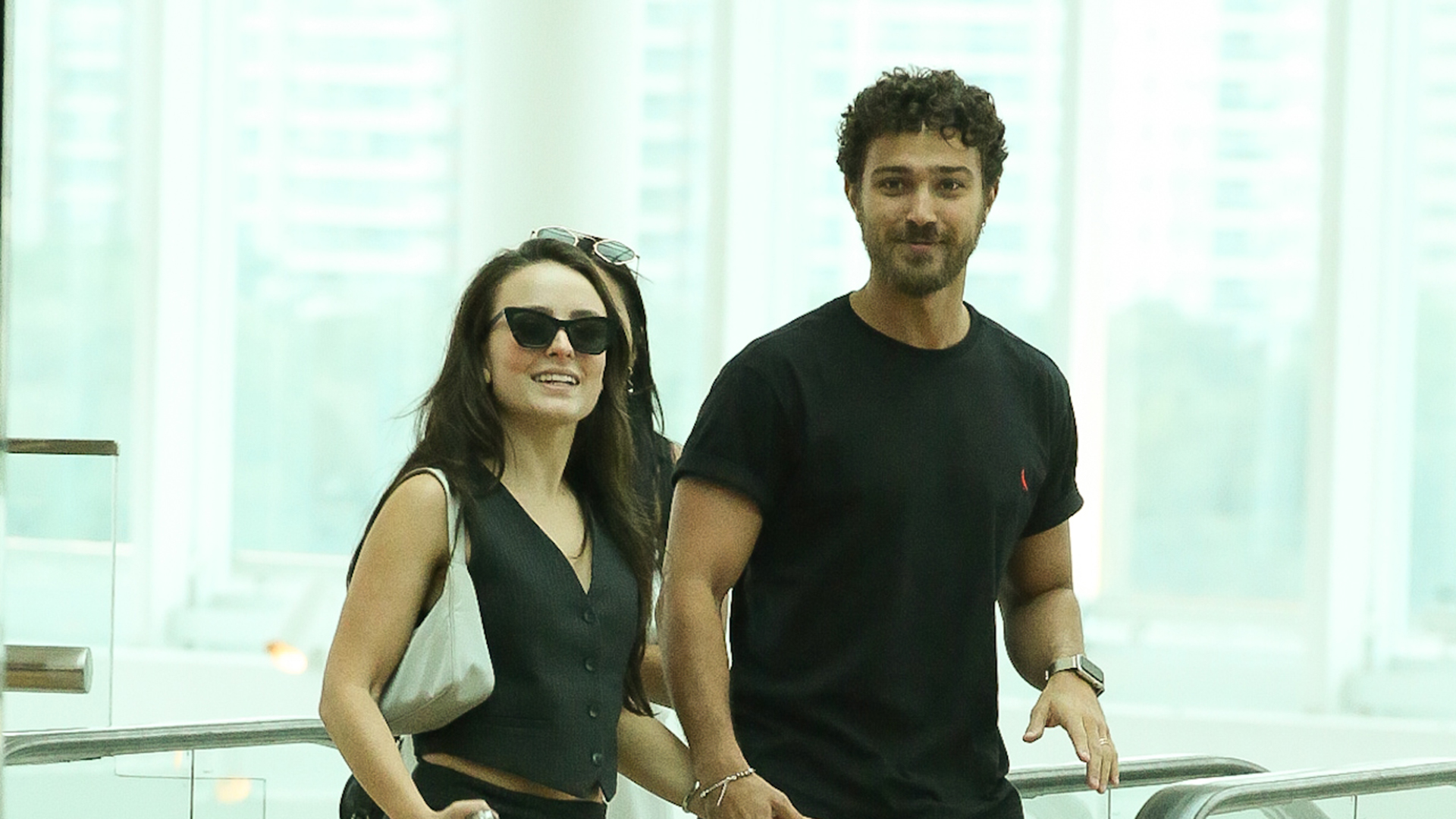 Larissa Manoela curte passeio no shopping com o marido