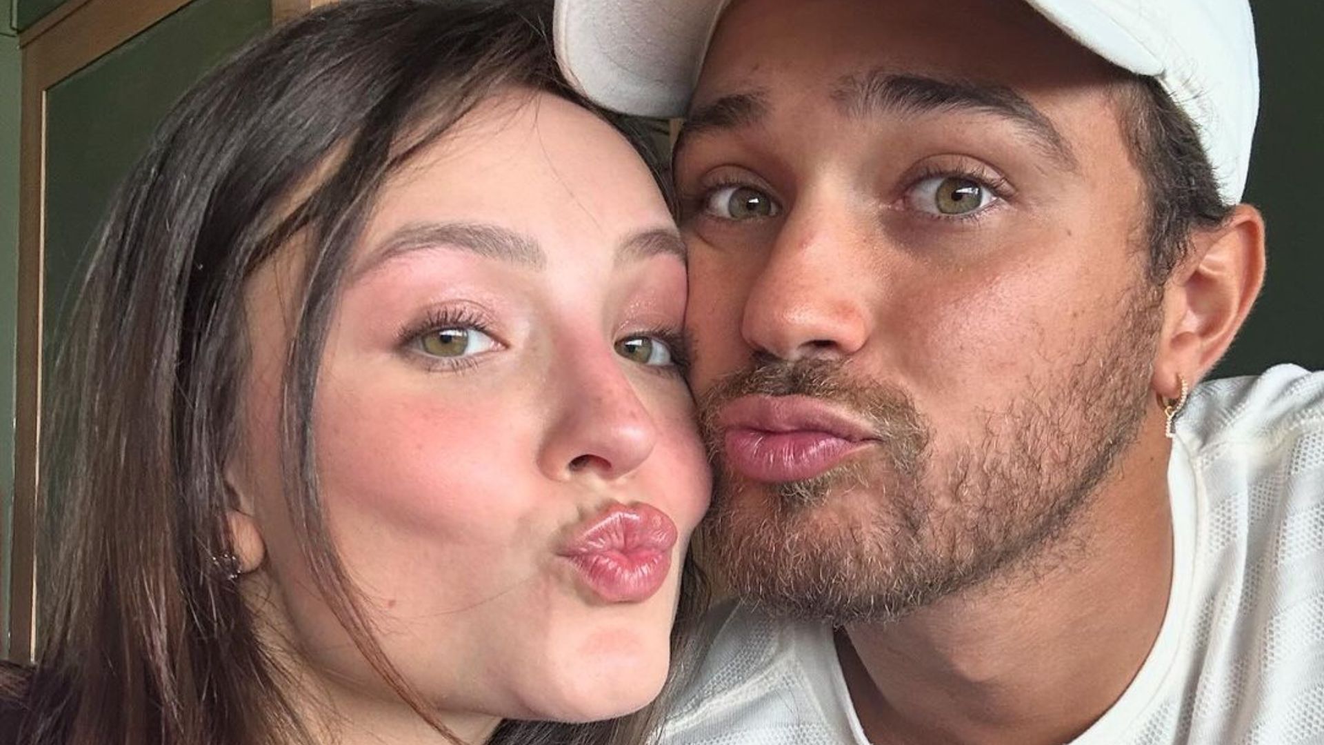 Larissa Manoela reflete sobre início de seu relacionamento com o marido: “Virou vida”
