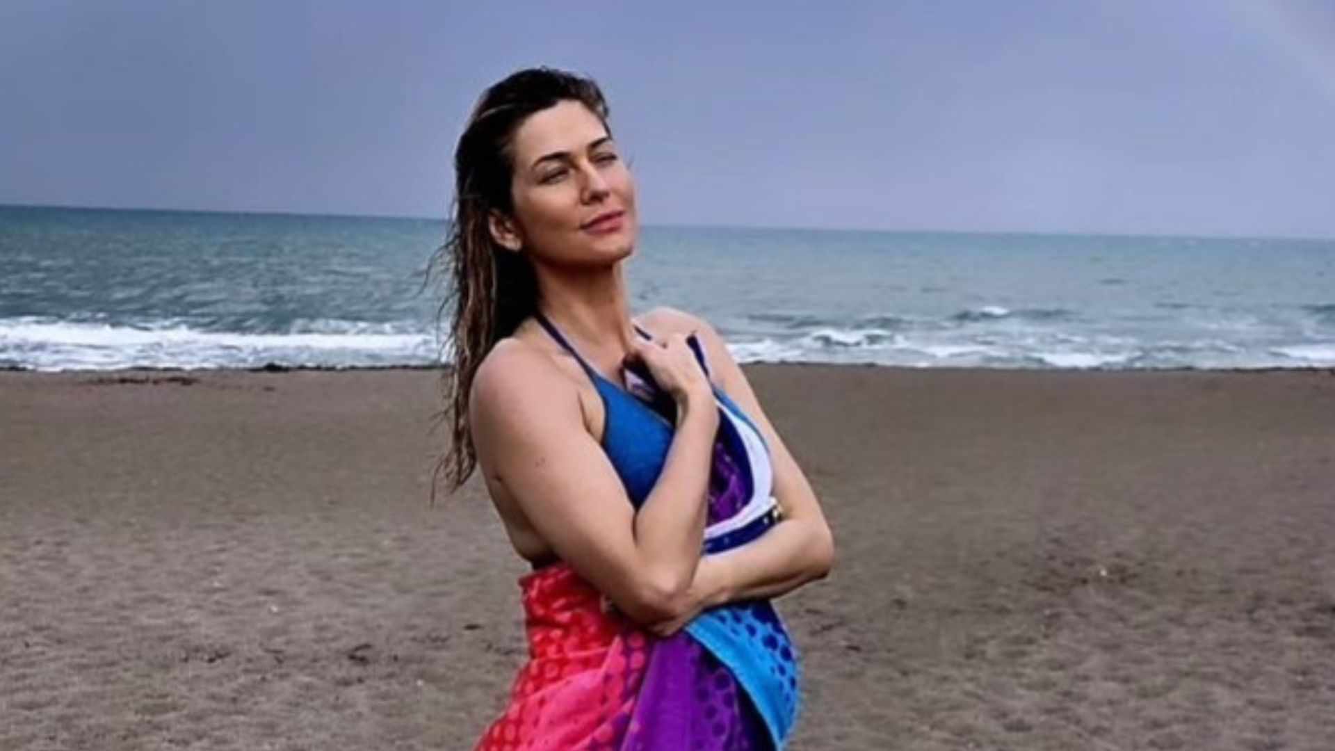 Lívia Andrade chama a atenção ao fazer fotos em praia nos EUA