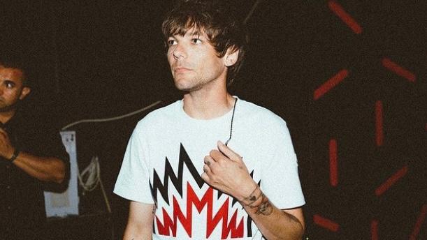 Louis Tomlinson surpreende fã brasileira com deficiência visual em show